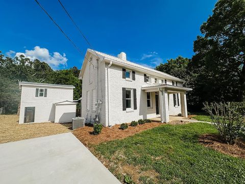 124 School Street CHATSWORTH GA 30705