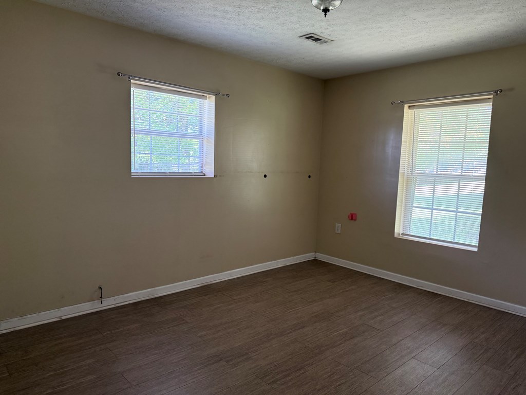1591 N Hwy 225