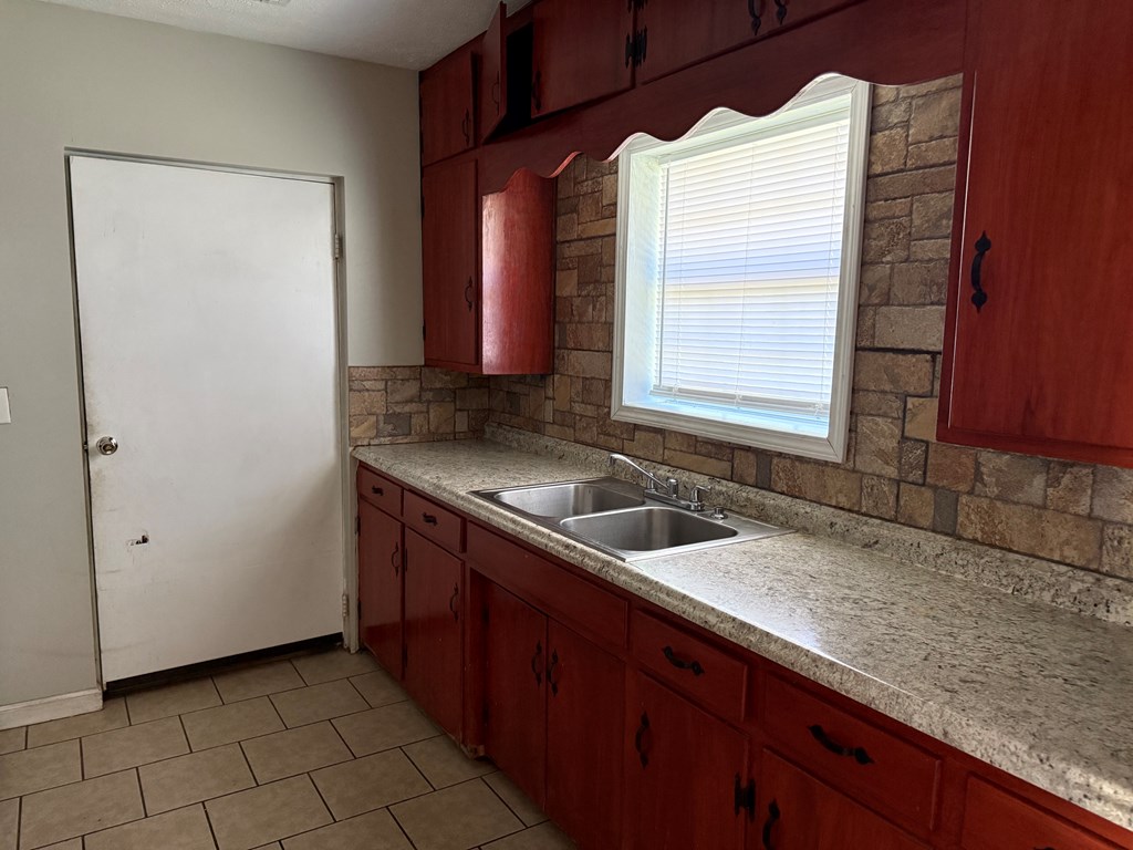 1591 N Hwy 225
