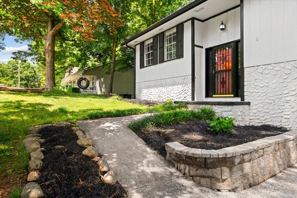604 Pine Oaks Drive