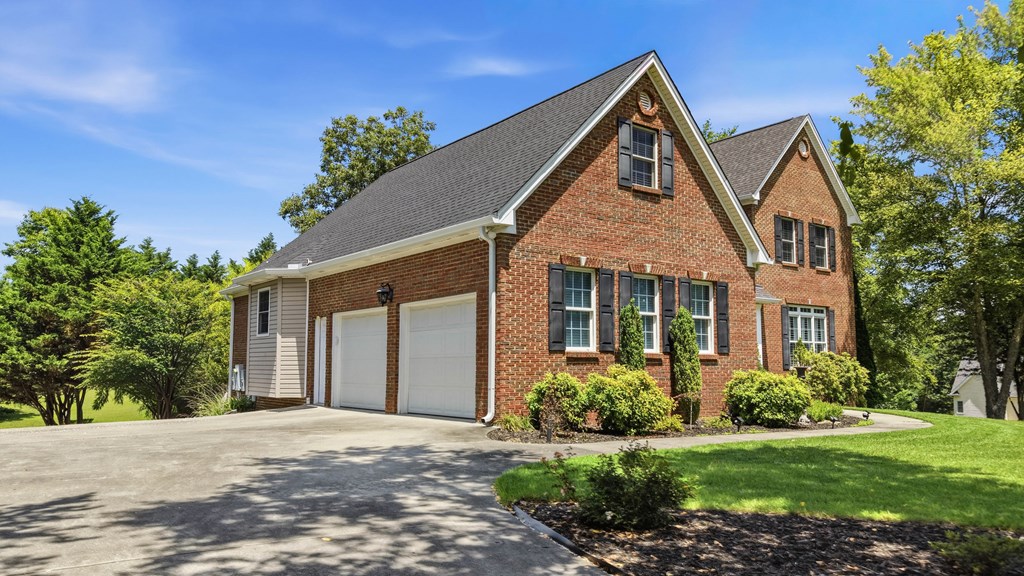 227 English Oaks Drive NE