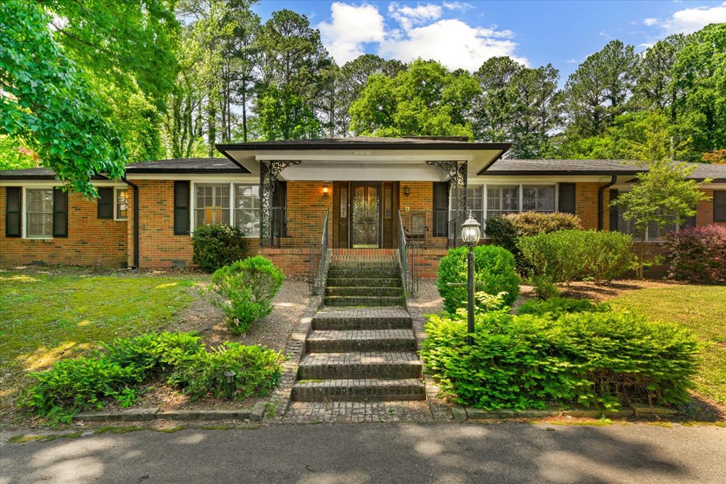 1104 W Lakeshore Dr