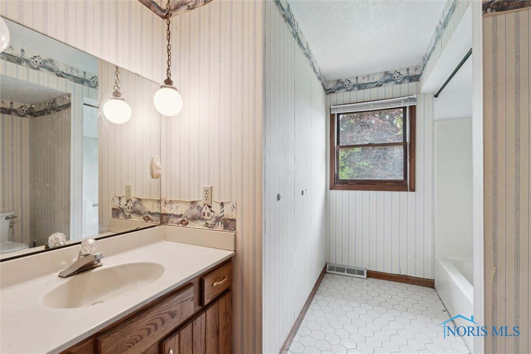 2560 Sequoia Drive, Toledo, Ohio image 33