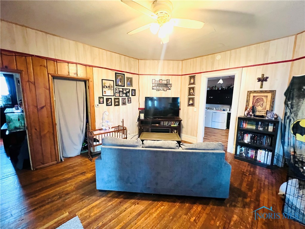 221&221 1/2 S 7th Street