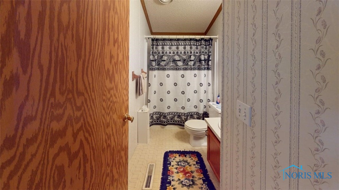 8225 Oakwood Drive, Findlay, Ohio image 10