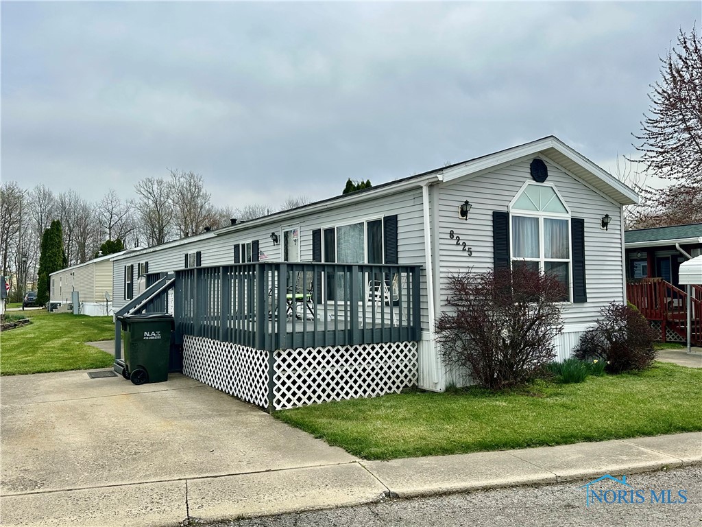 8225 Oakwood Drive, Findlay, Ohio image 1
