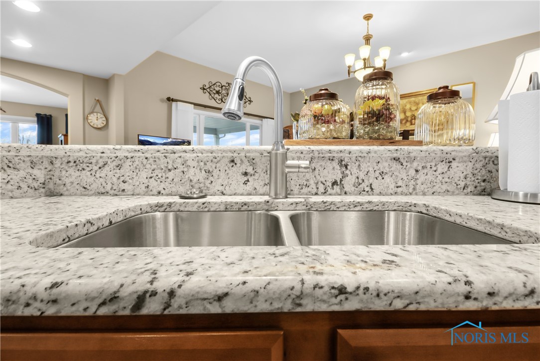 817 Meadowland Trail, Toledo, Ohio image 15