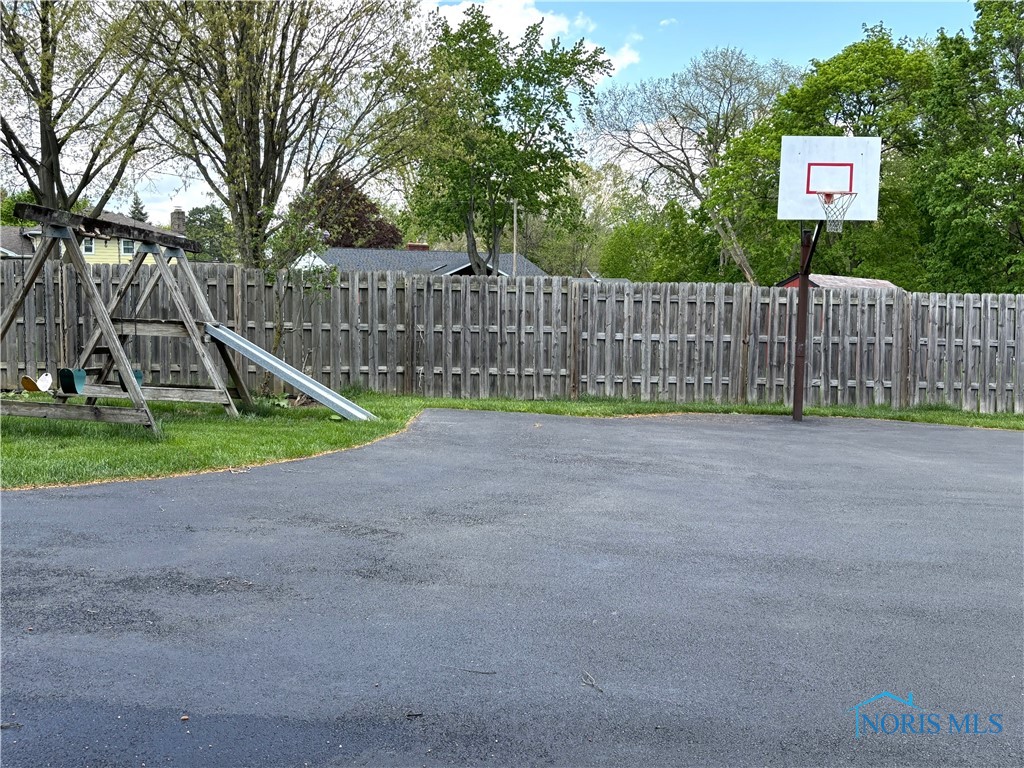611 Marilyn Drive, Rossford, Ohio image 6