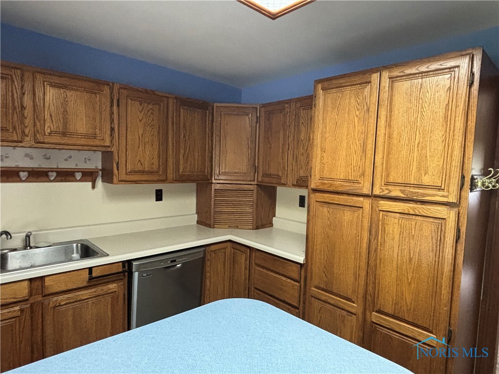 611 Marilyn Drive, Rossford, Ohio image 11