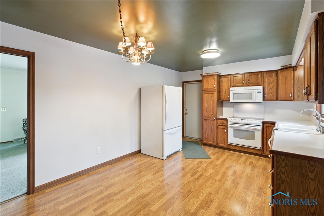 116 Rossway Avenue, Rossford, Ohio image 13