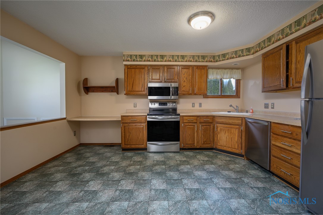 9623 Charlemont Road, Perrysburg, Ohio image 12