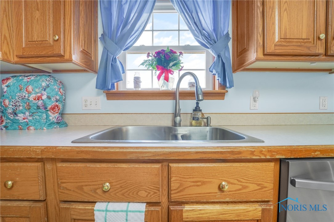 5682 Blue Grass Drive, Walbridge, Ohio image 15