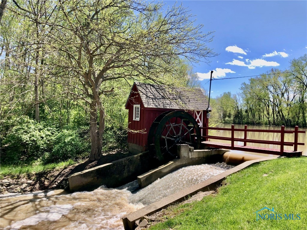 8 Coach House Loop, Bowling Green, Ohio image 2