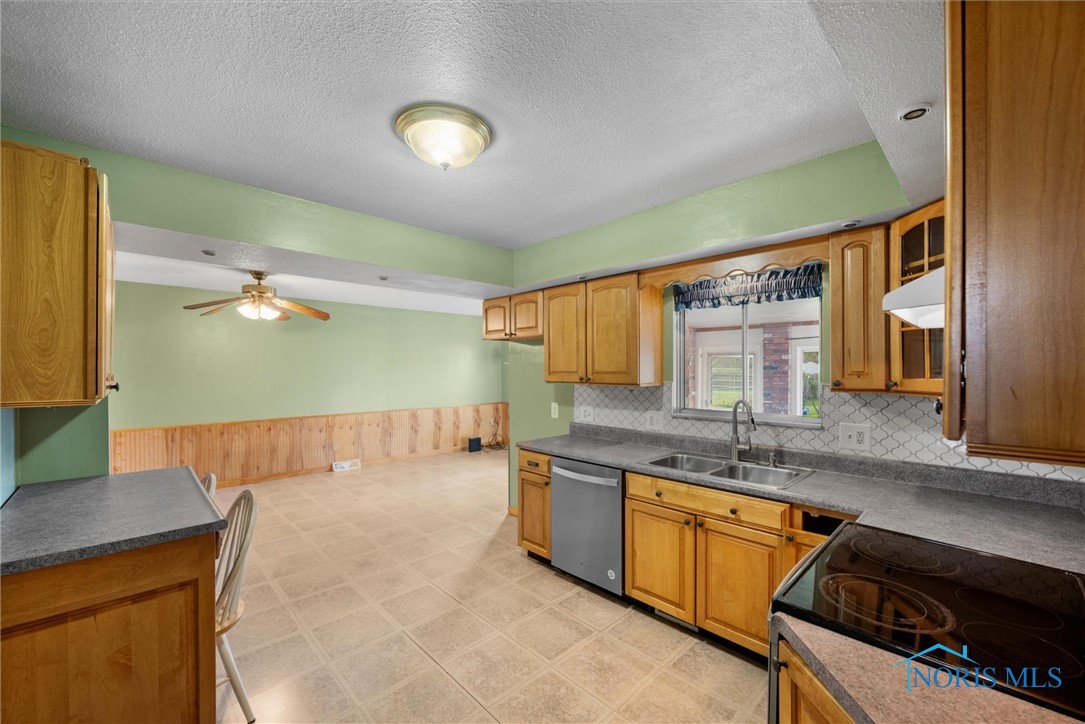 801 Regina Parkway, Toledo, Ohio image 17