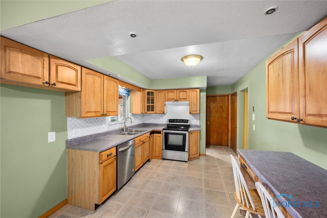 801 Regina Parkway, Toledo, Ohio image 13