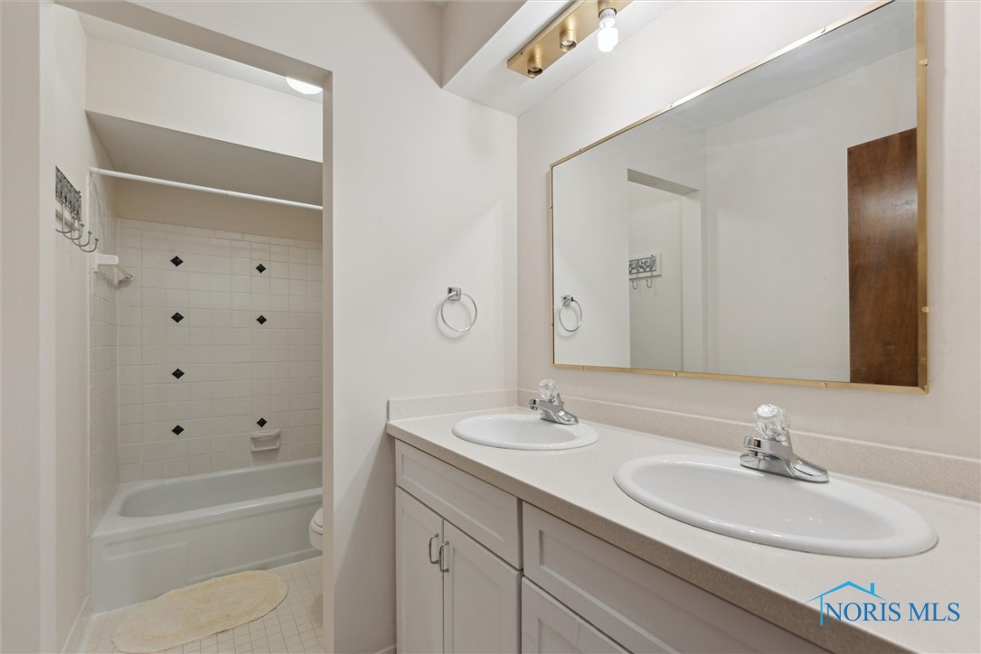 3858 Fairwood Drive, Sylvania, Ohio image 33