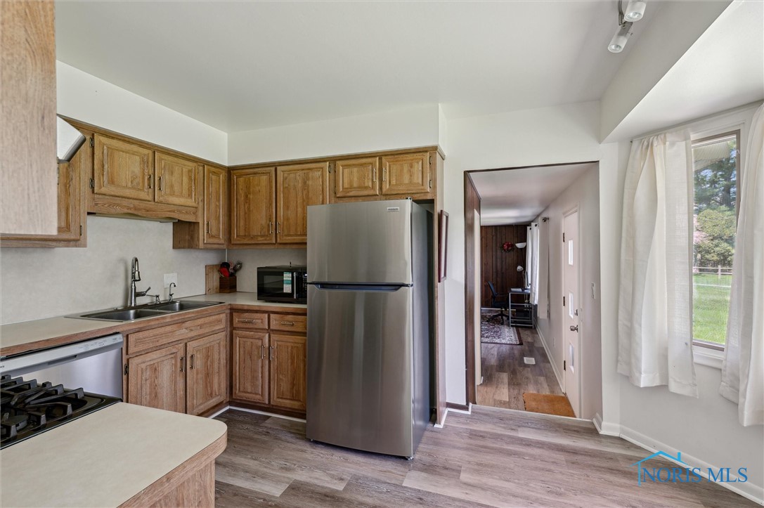 3736 Dewlawn Drive, Toledo, Ohio image 12
