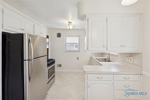 Tiny photo for 1848 Brierheath Avenue, Toledo, OH 43614 (MLS # 6136797)