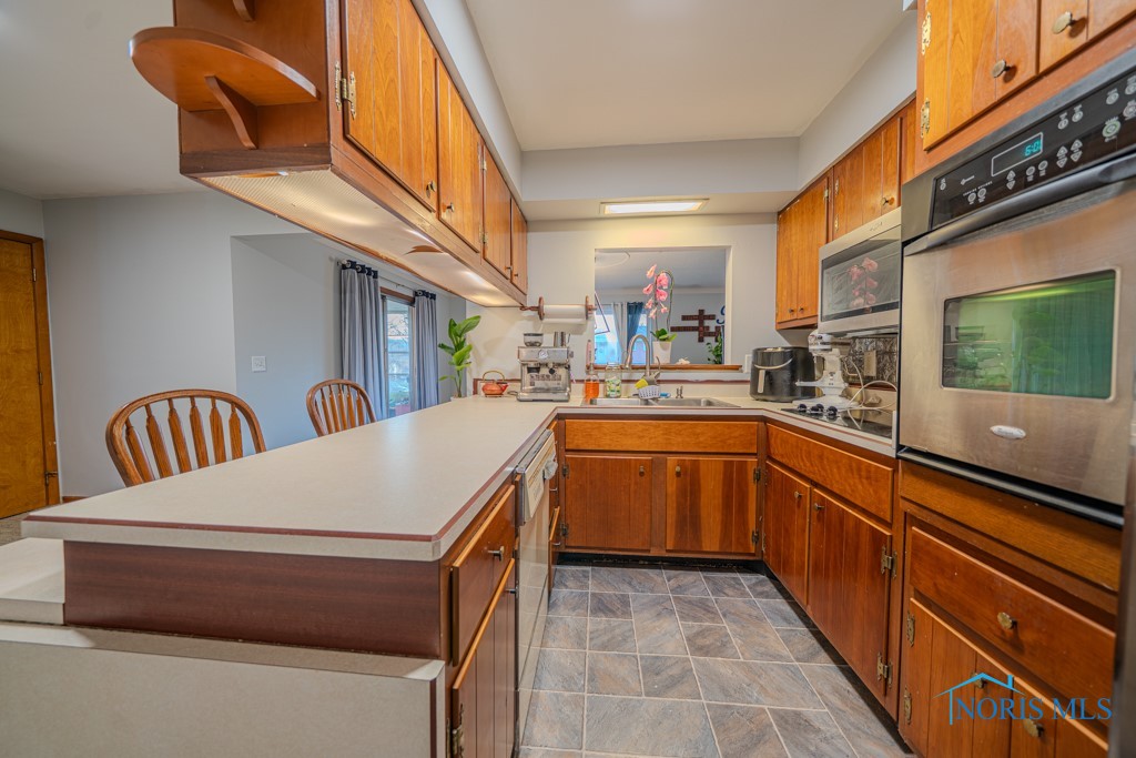 433 Burnham Drive, Fostoria, Ohio image 4
