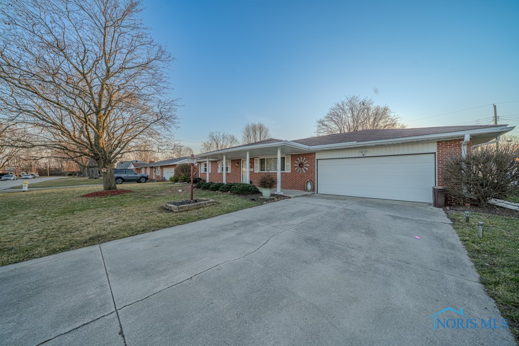 433 Burnham Drive, Fostoria, Ohio image 2