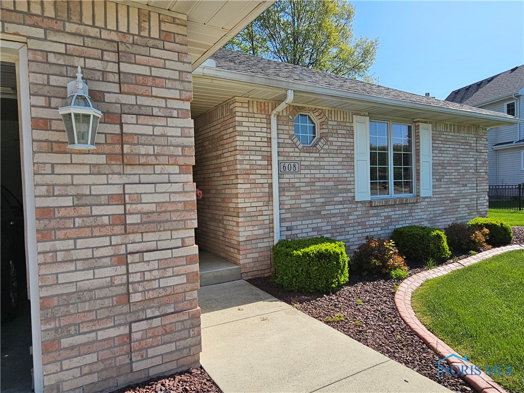 608 Chinook Drive, Defiance, Ohio image 2