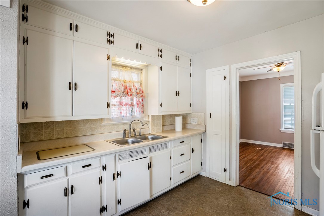 2310 Lambert Drive, Toledo, Ohio image 12