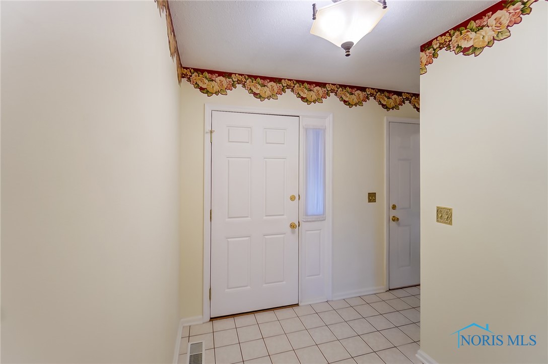 1818 Cobblestone Drive, Findlay, Ohio image 2