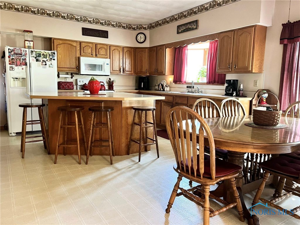 Findlay, Ohio 45840, United States, 4 Bedrooms Bedrooms, ,3 BathroomsBathrooms,Residential,Contingent,216229