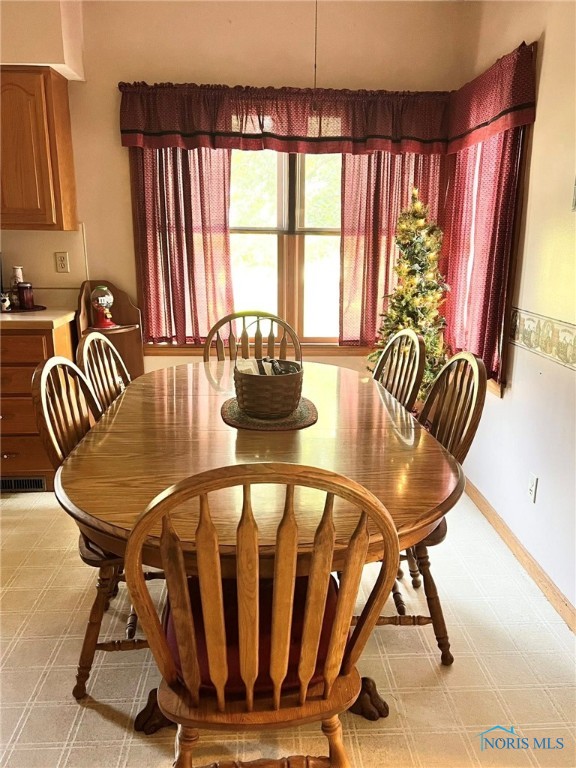 Findlay, Ohio 45840, United States, 4 Bedrooms Bedrooms, ,3 BathroomsBathrooms,Residential,Contingent,216229