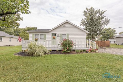 Photo of 1239 E Garnet Avenue, Port Clinton, OH 43452 (MLS # 6136129)