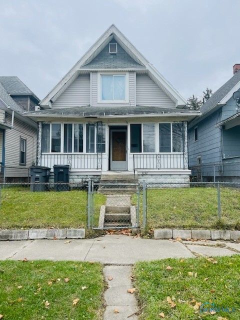Homes For Sale - 3332 Maplewood Avenue<br/> Toledo, OH 43610