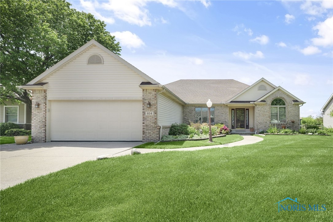 934 Reynolds Circle, Oregon, Ohio image 1