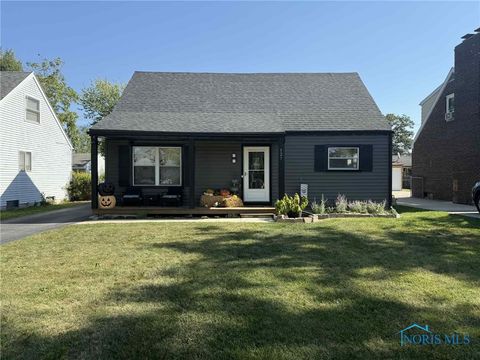 Photo of 527 Grace Way, Rossford, OH 43460 (MLS # 6136790)