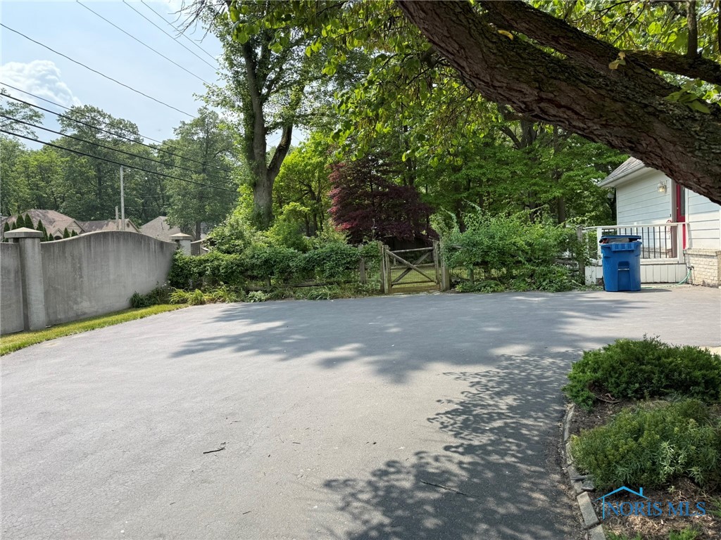 8411 Willow Glen Court, Holland, Ohio image 2