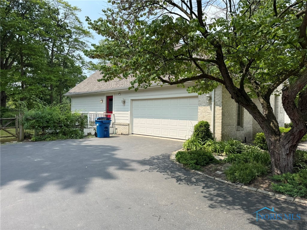 8411 Willow Glen Court, Holland, Ohio image 3