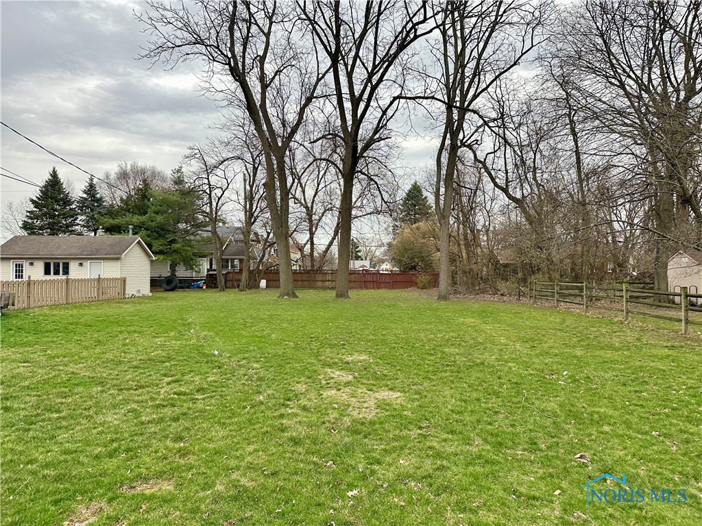 406 Forest Drive, Rossford, Ohio image 3