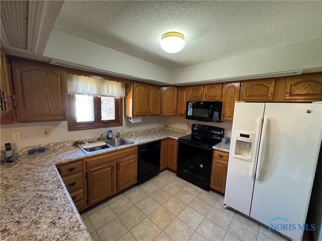 602 Wood Cree Court, Defiance, Ohio image 4