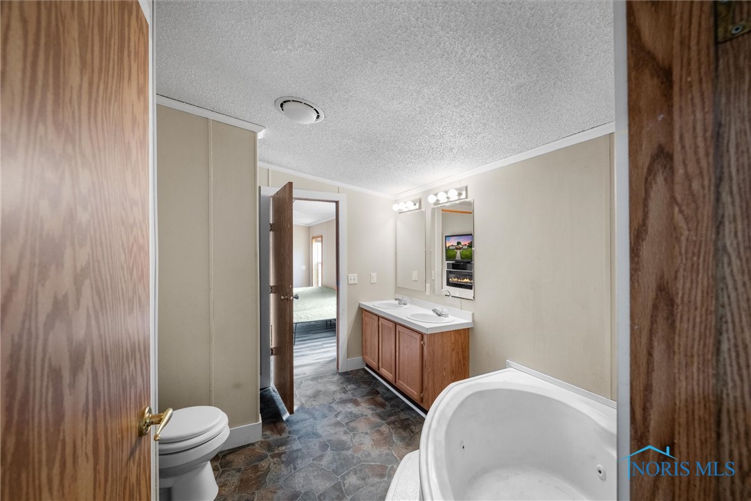 1204 Bedford Woods Drive, Toledo, Ohio image 19