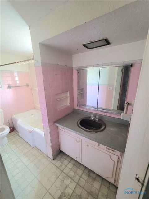 Tiny photo for 835 Willow Avenue, Toledo, OH 43605 (MLS # 6136911)