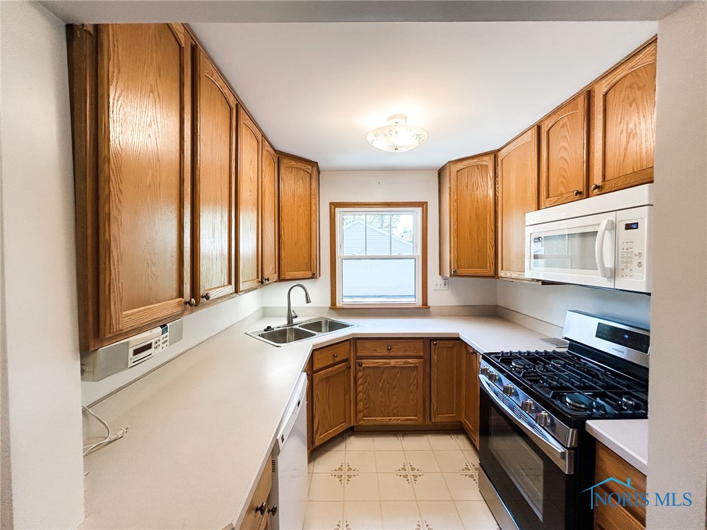 4815 Haddington Drive, Toledo, Ohio image 11
