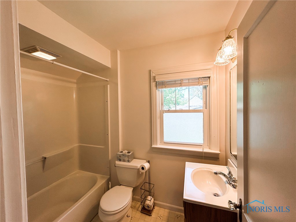 4815 Haddington Drive, Toledo, Ohio image 35