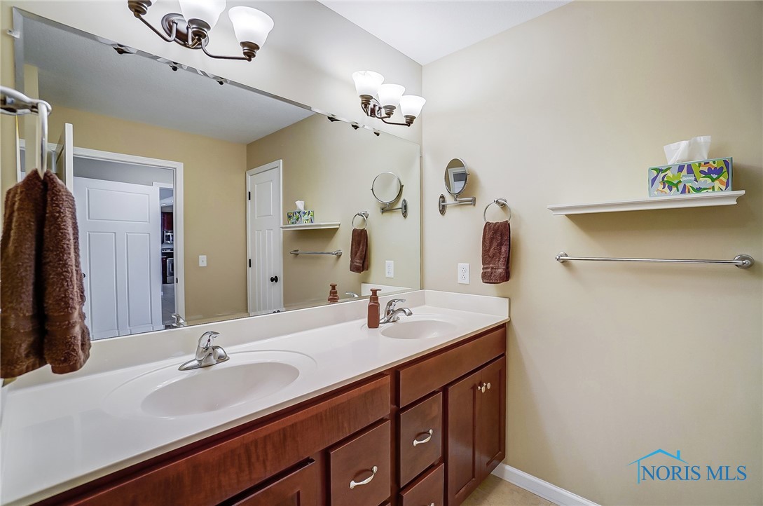 8971 N Park Lake Circle, Sylvania, Ohio image 25
