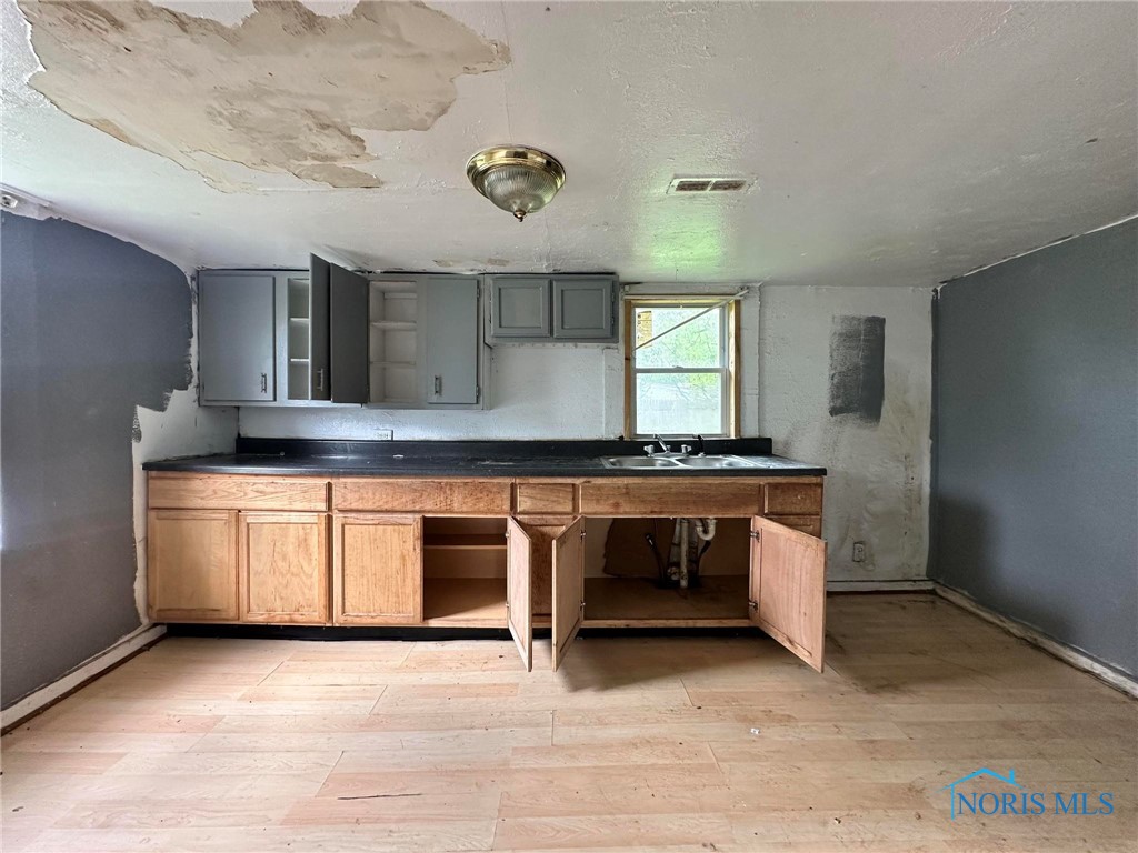 678 Lorain Street, Toledo, Ohio image 11