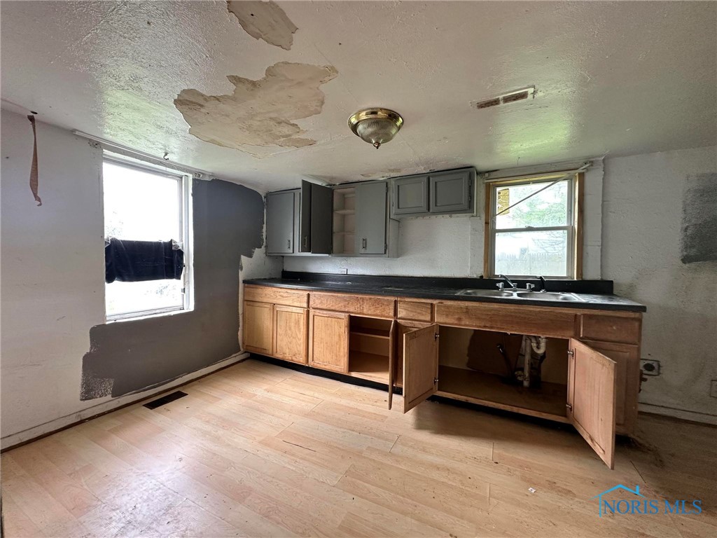 678 Lorain Street, Toledo, Ohio image 10