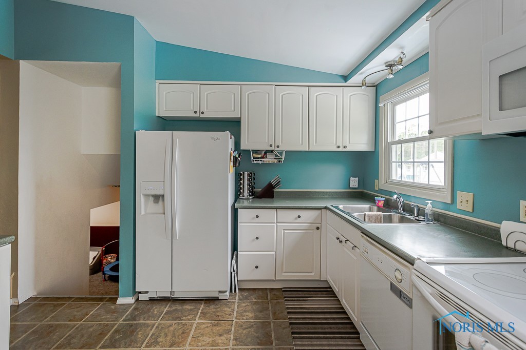 2474 Bedford Lane, Northwood, Ohio image 13
