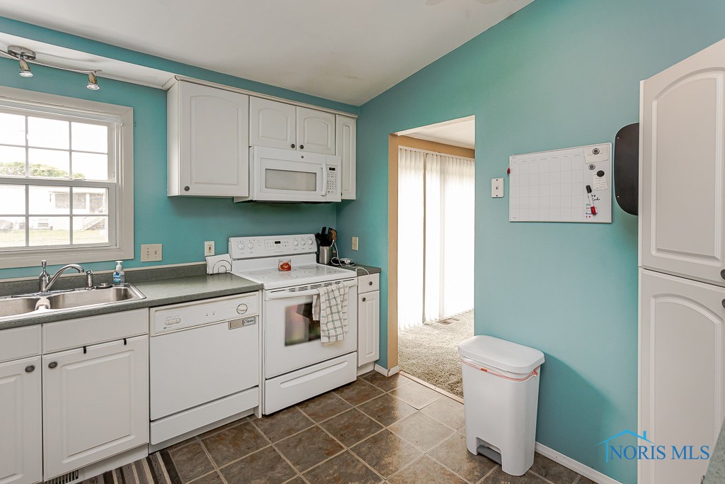 2474 Bedford Lane, Northwood, Ohio image 16