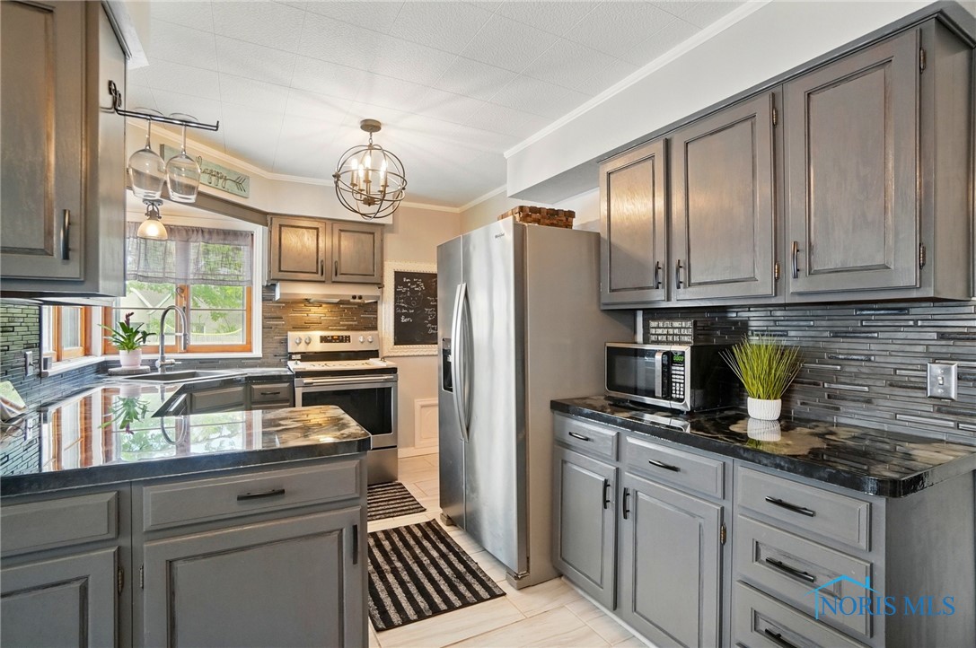 516 Robindale Avenue, Oregon, Ohio image 14