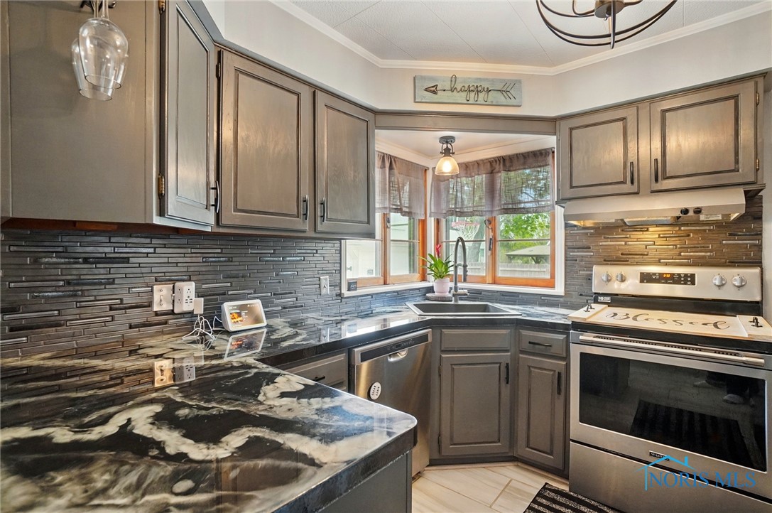 516 Robindale Avenue, Oregon, Ohio image 15