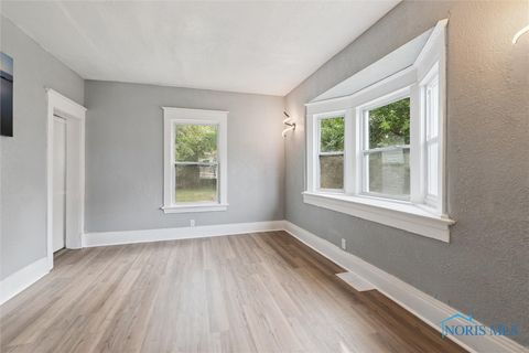 Tiny photo for 2368 Hollywood Avenue, Toledo, OH 43620 (MLS # 6136028)