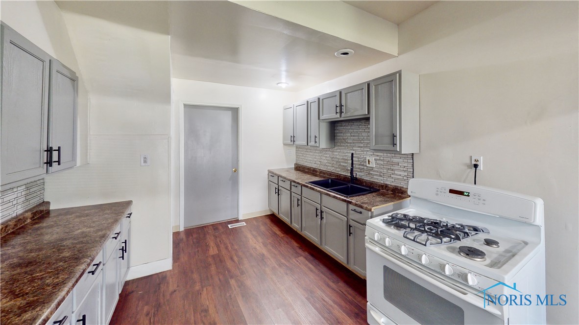 701 Brighton Avenue, Toledo, Ohio image 12